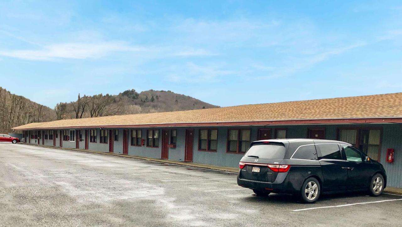 Pleasant Valley Motel West Stockbridge Bagian luar foto